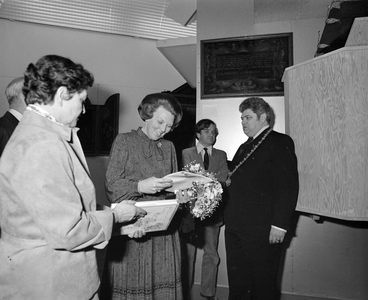 880405 Afbeelding van prinses Beatrix tijdens de opening van de tentoonstelling 'De Kogel door de Kerk?' in het ...